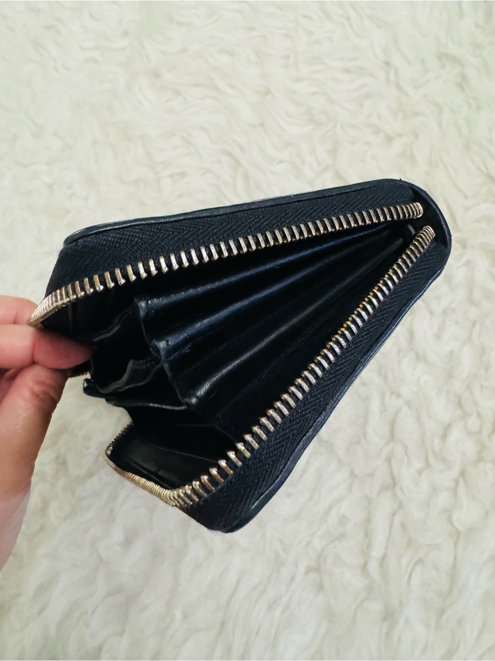 Gucci Guccisima Black Leather Embossed GG Round Zip Wallet - Picture 7 of 15